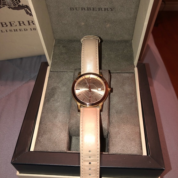 Authentic BURBERRY WOMENS WATCH - Picture 3 of 8